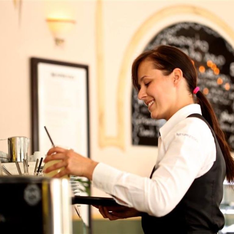 waitress-2376728